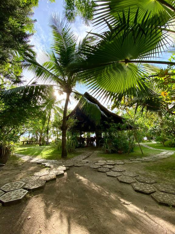 Ravenala Beach Bungalows - Image 1