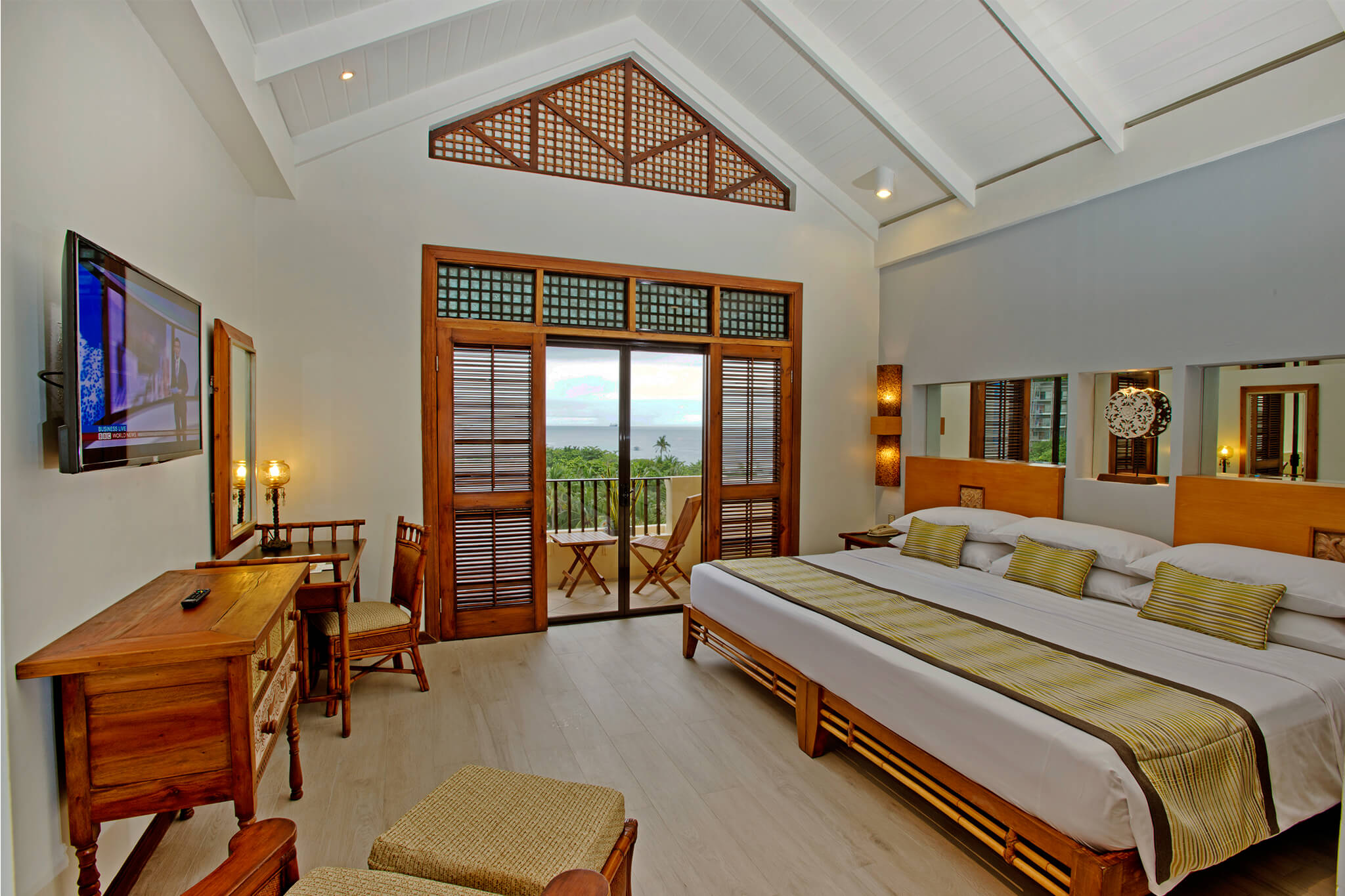 Premier Deluxe Pool Side