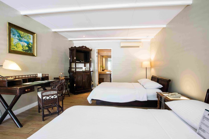 Deluxe Poolside Room