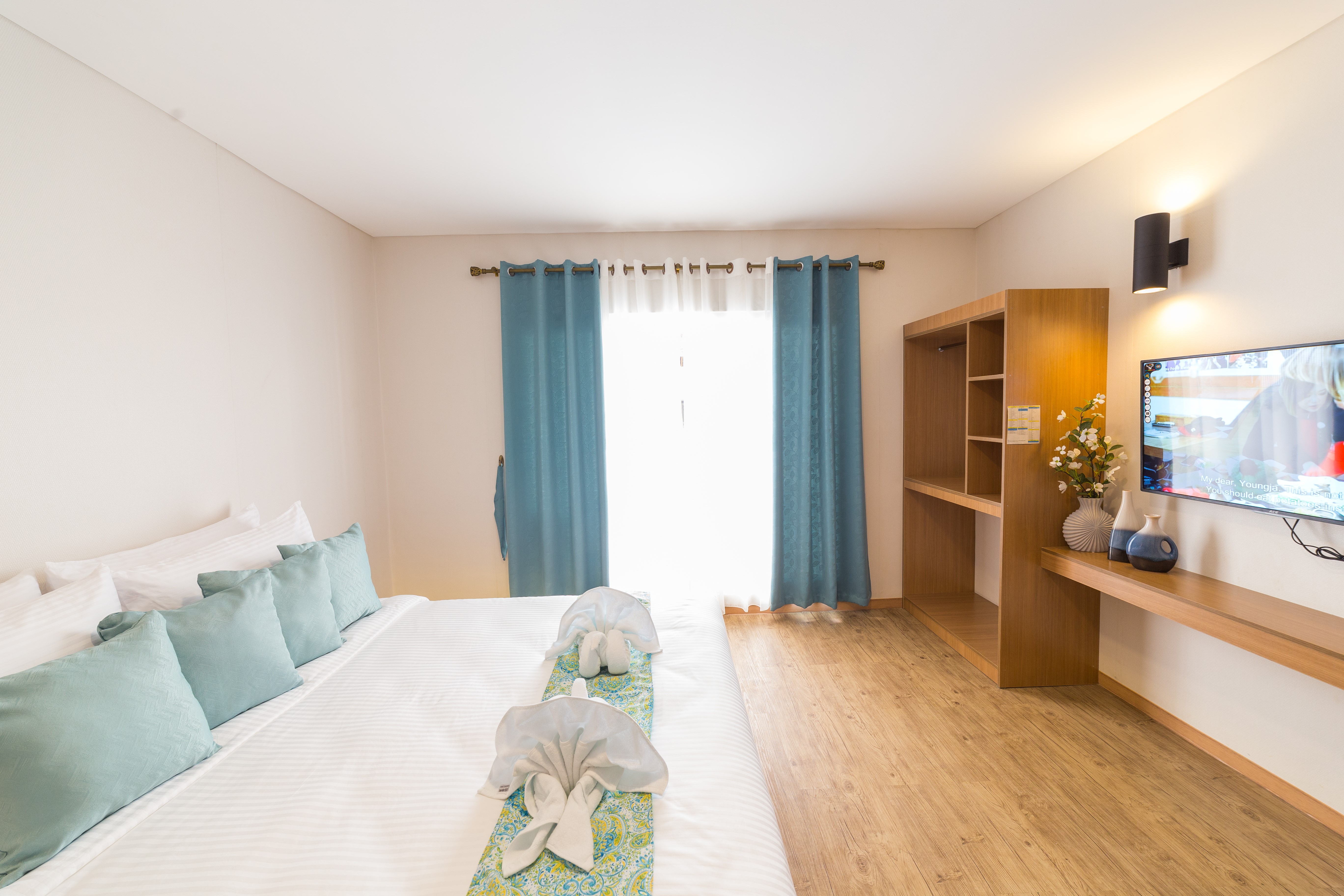 Deluxe W/ Pool Access (1Bed)