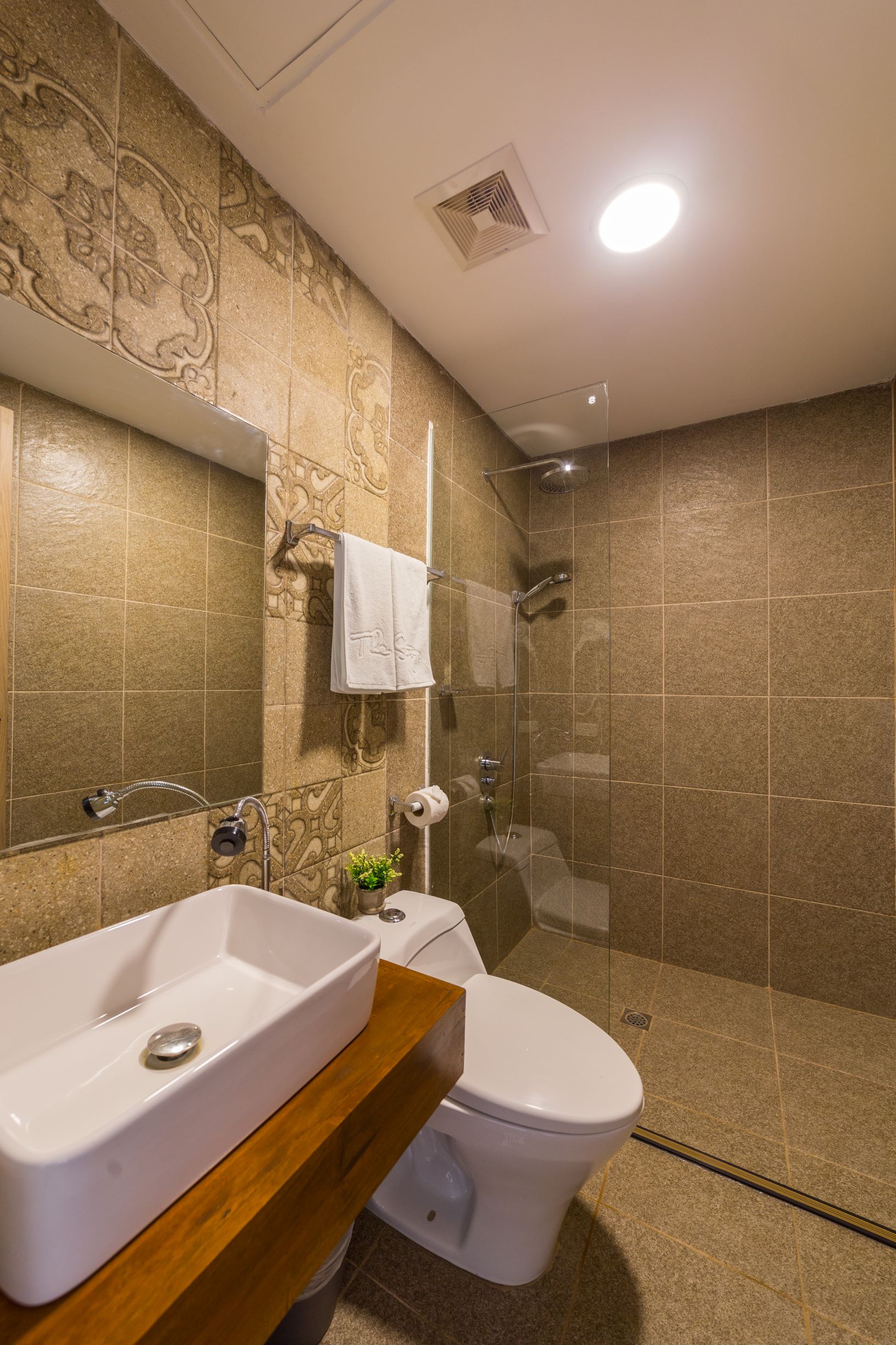 Deluxe W/ Pool Access (2Bed)